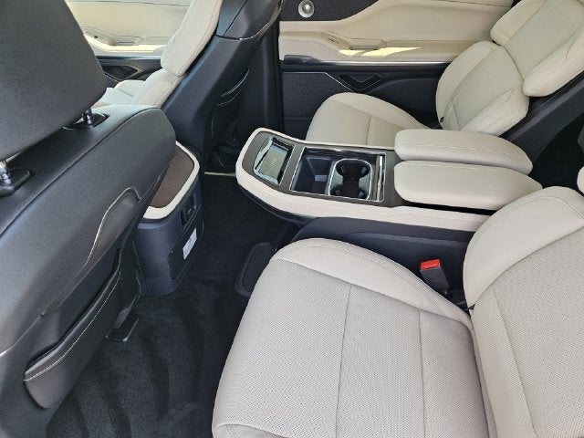 2027 Lincoln Navigator L Reserve