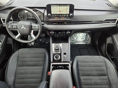 2023 Mitsubishi Outlander SE