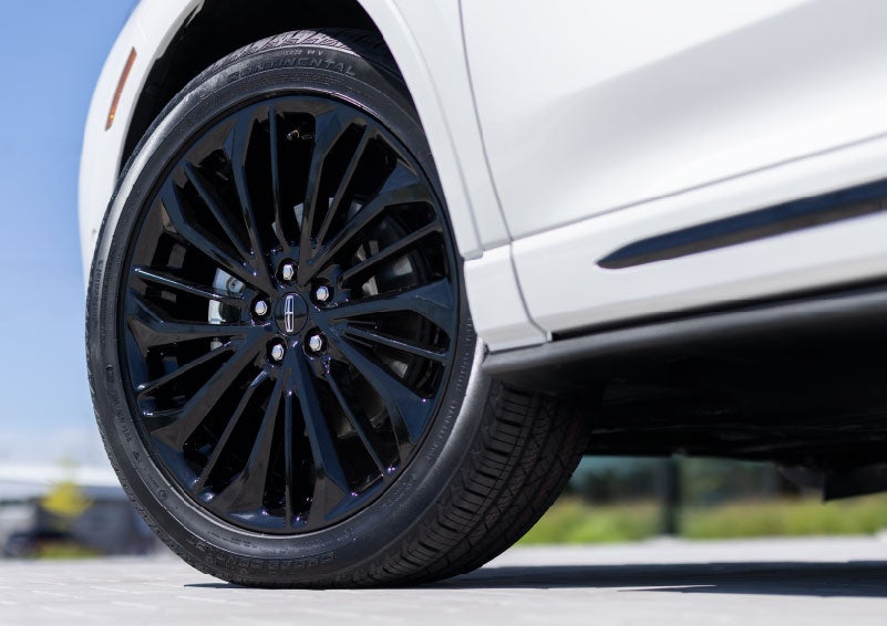 A stylish 20-inch black aluminum wheel of the available Jet Appearance Package is shown. | Planet Lincoln Love Field in Dallas TX