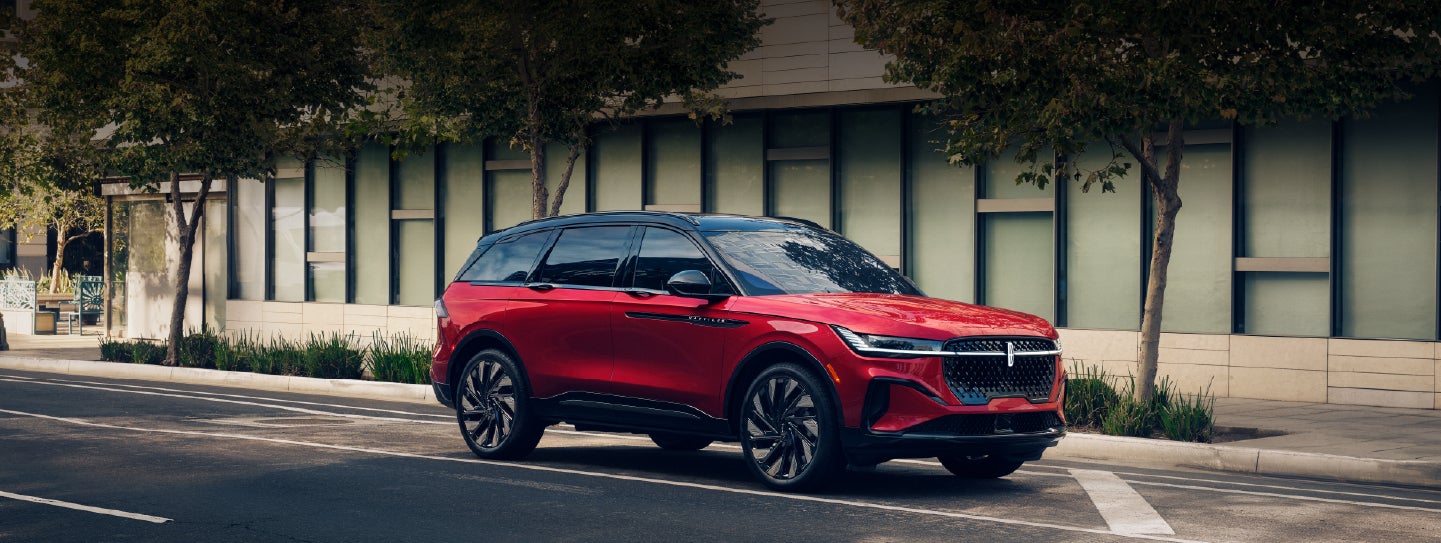 A 2025 Lincoln Nautilus® SUV with an available hybrid powertrain is parked in an urban setting. | Planet Lincoln Love Field in Dallas TX
