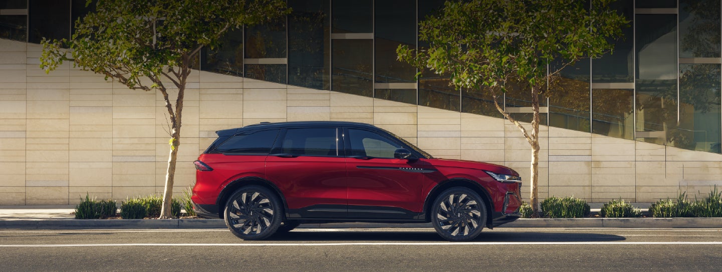 A 2026 Lincoln Nautilus® SUV with an available Hybrid Powertrain is parked in an urban setting. | Planet Lincoln Love Field in Dallas TX