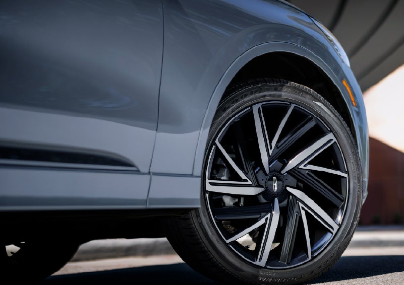The wheel of the 2027 Lincoln Aviator® Black Label™ SUV is shown slightly angled out. | Planet Lincoln Love Field in Dallas TX