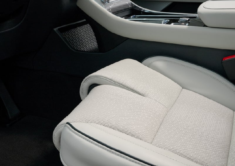 The front passenger Perfect Position seat is shown with the thigh extender adjusted.| Planet Lincoln Love Field in Dallas TX